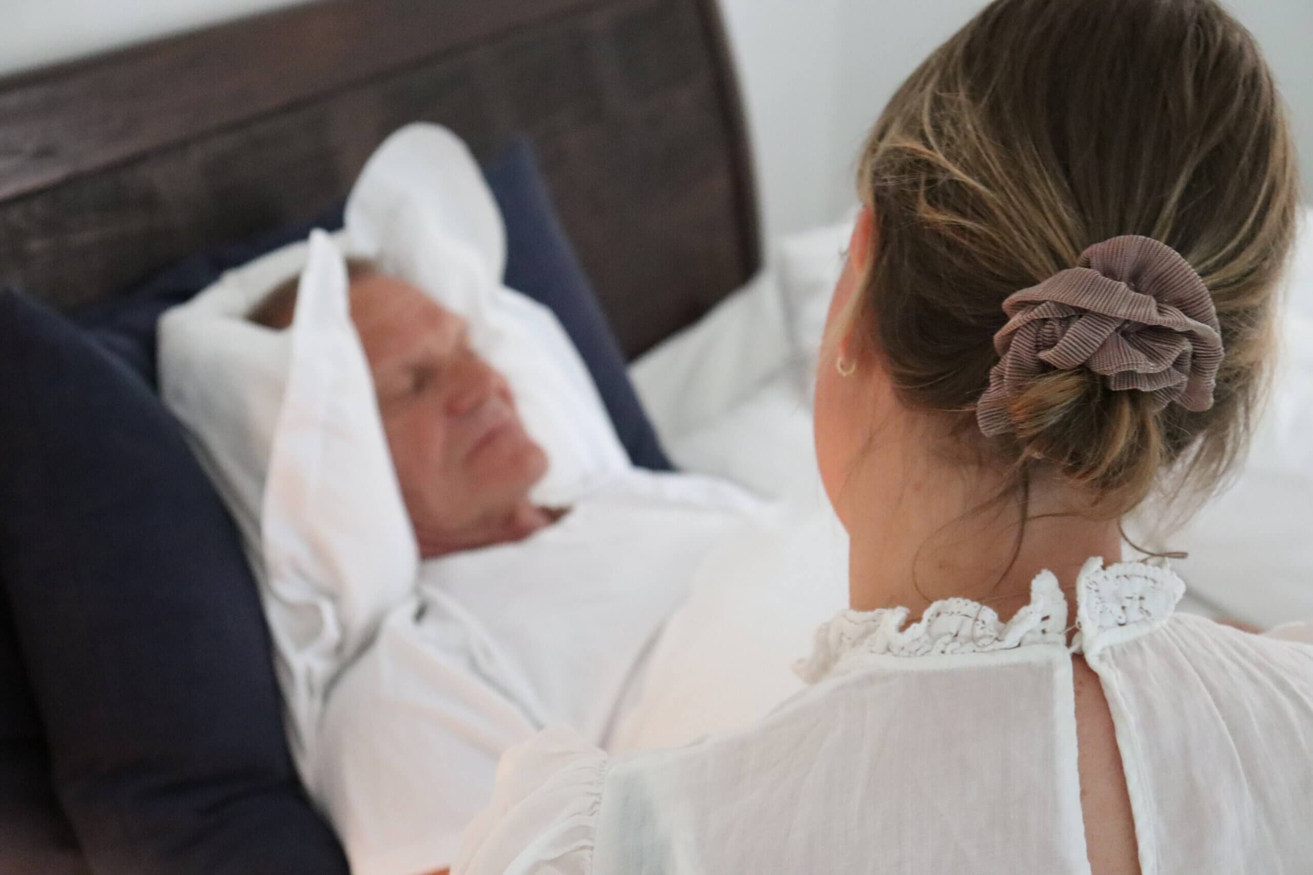 ældre patient ligger i seng privat sygepleje